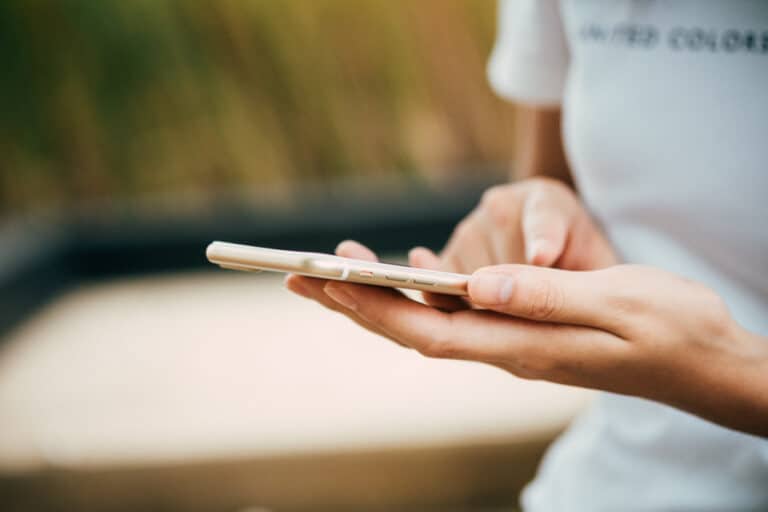 Social Media Minimalism: 7 Simple Steps To Get Started