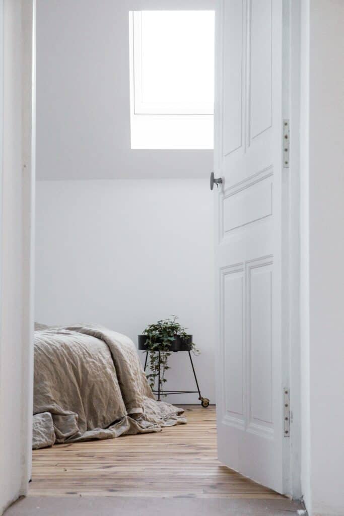 minimalist bedroom